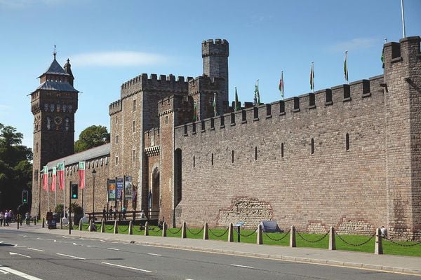 Phía trước lâu đài Cardiff