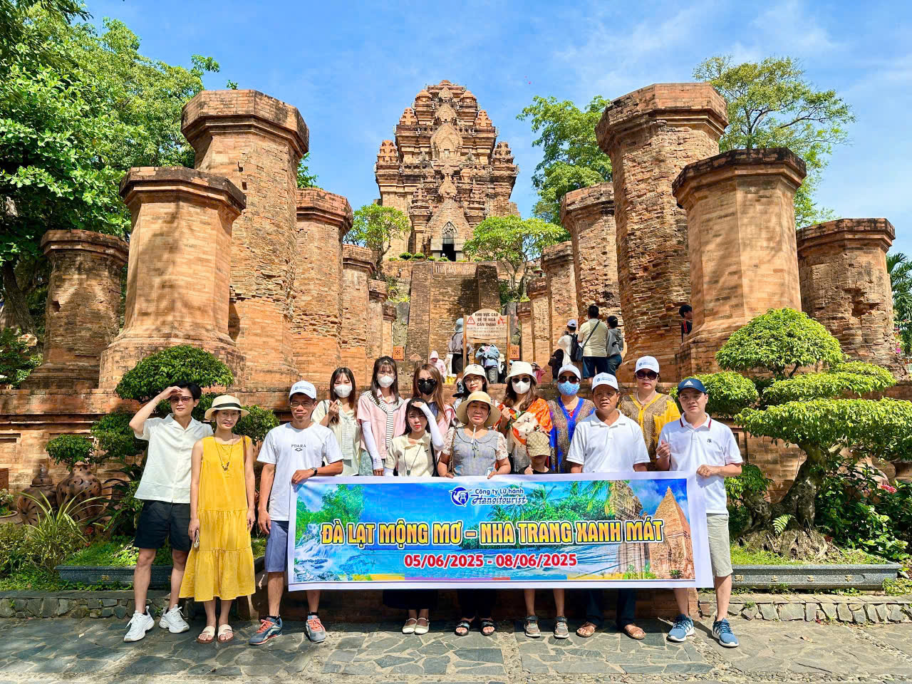 Du khách tham gia tour du lịch Nha Trang - Hanoitourist